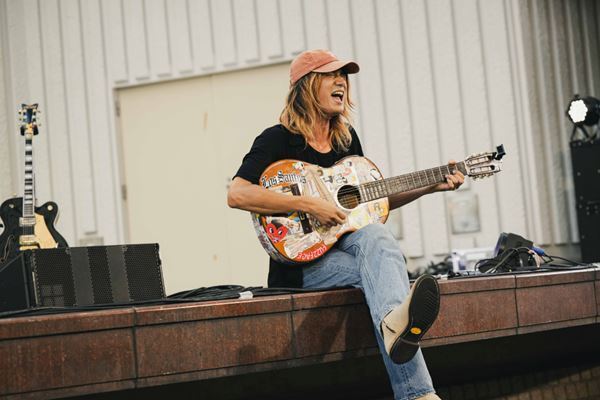 『佐々木亮介のひとさらい 2025』上野恩賜公園野外ステージ「何でこんな弾き語りでワンマンライブをしてるかって言うと……空いてたんですよ、ここが」