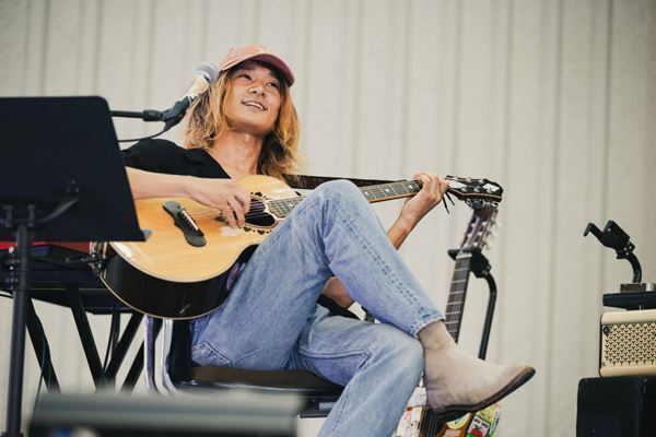 『佐々木亮介のひとさらい 2025』上野恩賜公園野外ステージ「何でこんな弾き語りでワンマンライブをしてるかって言うと……空いてたんですよ、ここが」