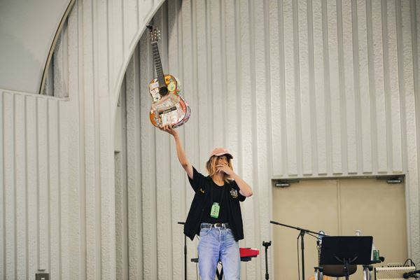 『佐々木亮介のひとさらい 2025』上野恩賜公園野外ステージ「何でこんな弾き語りでワンマンライブをしてるかって言うと……空いてたんですよ、ここが」