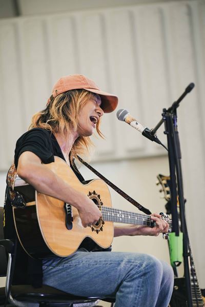 『佐々木亮介のひとさらい 2025』上野恩賜公園野外ステージ「何でこんな弾き語りでワンマンライブをしてるかって言うと……空いてたんですよ、ここが」