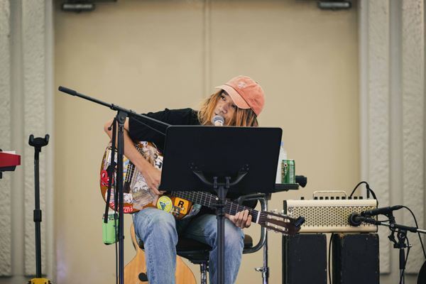 『佐々木亮介のひとさらい 2025』上野恩賜公園野外ステージ「何でこんな弾き語りでワンマンライブをしてるかって言うと……空いてたんですよ、ここが」