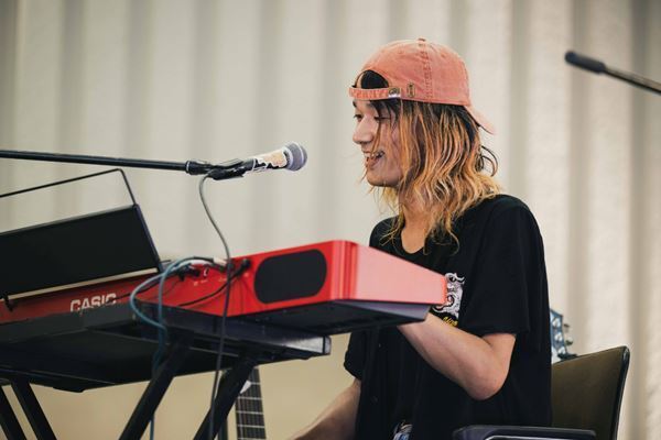 『佐々木亮介のひとさらい 2025』上野恩賜公園野外ステージ「何でこんな弾き語りでワンマンライブをしてるかって言うと……空いてたんですよ、ここが」