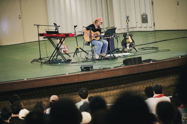 『佐々木亮介のひとさらい 2025』上野恩賜公園野外ステージ「何でこんな弾き語りでワンマンライブをしてるかって言うと……空いてたんですよ、ここが」