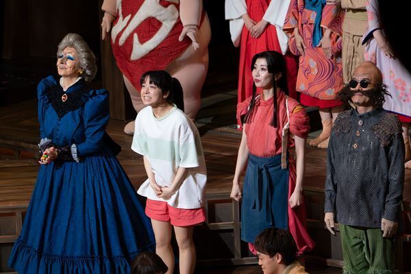 舞台『千と千尋の神隠し』ロンドン公演が開幕、観客を魅了　舞台写真＆千尋役橋本環奈・上白石萌音のコメント到着