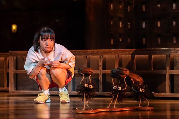 舞台『千と千尋の神隠し』ロンドン公演が開幕、観客を魅了　舞台写真＆千尋役橋本環奈・上白石萌音のコメント到着