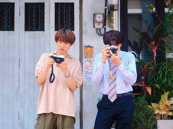 森崎ウィン×向井康二『（LOVE SONG）』バンコクで深まる絆を捉えたオフショットが公開　撮影時のエピソードも明らかに