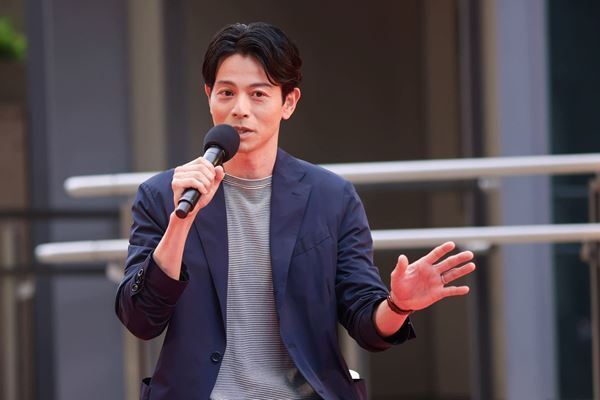 舞台『ハリー・ポッターと呪いの子』平方元基と吉沢悠のトークショーを実施　ホグワーツ魔法魔術学校の新入生たちによるダンスも