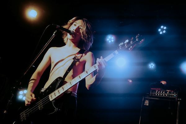 ジ・エンプティ×Maki「これからもヤバい景色を作っていこう」、新代田FEVERが揺れ続けた熱狂の『覚醒少女ツアー2025』最終公演