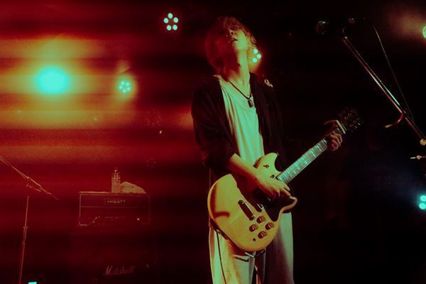 ジ・エンプティ×Maki「これからもヤバい景色を作っていこう」、新代田FEVERが揺れ続けた熱狂の『覚醒少女ツアー2025』最終公演