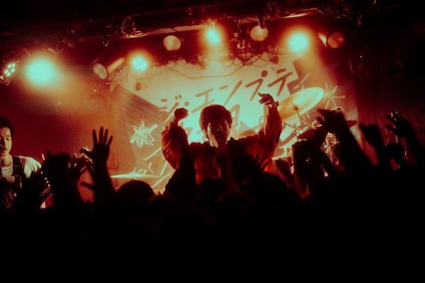 ジ・エンプティ×Maki「これからもヤバい景色を作っていこう」、新代田FEVERが揺れ続けた熱狂の『覚醒少女ツアー2025』最終公演