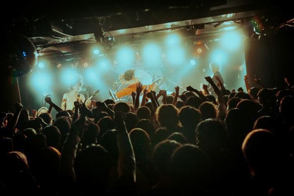 ジ・エンプティ×Maki「これからもヤバい景色を作っていこう」、新代田FEVERが揺れ続けた熱狂の『覚醒少女ツアー2025』最終公演