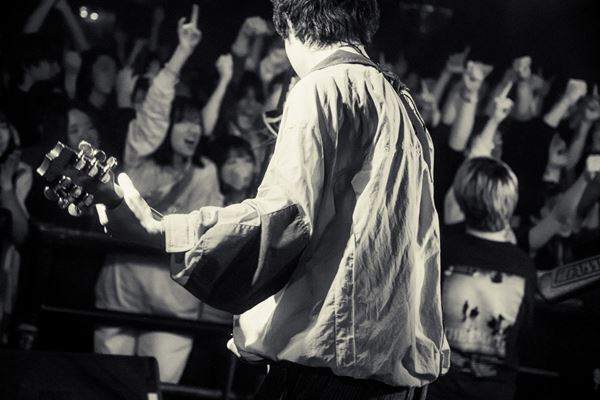 ジ・エンプティ×Maki「これからもヤバい景色を作っていこう」、新代田FEVERが揺れ続けた熱狂の『覚醒少女ツアー2025』最終公演