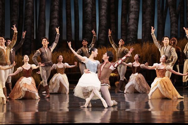 新国立劇場バレエ団『ジゼル』本日開幕　舞台写真＆吉田都芸術監督のコメント到着