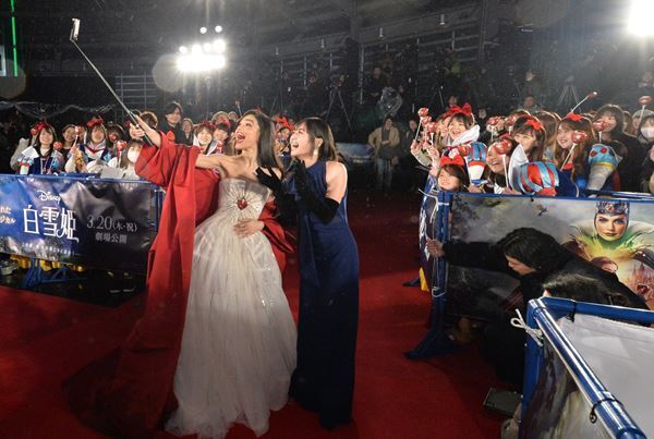 日米白雪姫が夢の共演！ レイチェル・ゼグラー＆吉柳咲良が劇中歌「夢に見る ～Waiting On A Wish～」を熱唱