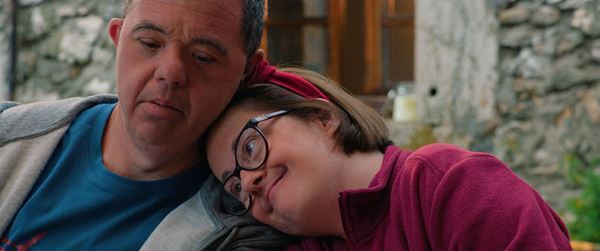 驚異の興行記録を次々と打ち立てた、フランス映画の大注目作！『サムシング・エクストラ！ やさしい泥棒のゆかいな逃避行』──【おとなの映画ガイド】