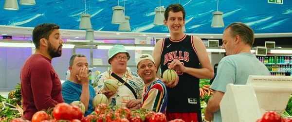 驚異の興行記録を次々と打ち立てた、フランス映画の大注目作！『サムシング・エクストラ！ やさしい泥棒のゆかいな逃避行』──【おとなの映画ガイド】