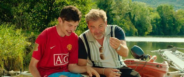 驚異の興行記録を次々と打ち立てた、フランス映画の大注目作！『サムシング・エクストラ！ やさしい泥棒のゆかいな逃避行』──【おとなの映画ガイド】