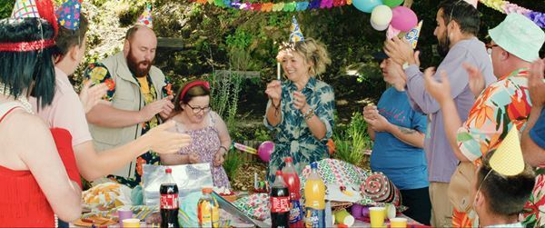 驚異の興行記録を次々と打ち立てた、フランス映画の大注目作！『サムシング・エクストラ！ やさしい泥棒のゆかいな逃避行』──【おとなの映画ガイド】