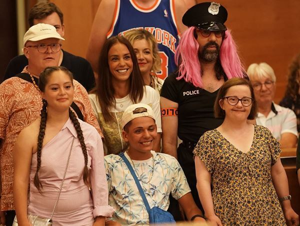 驚異の興行記録を次々と打ち立てた、フランス映画の大注目作！『サムシング・エクストラ！ やさしい泥棒のゆかいな逃避行』──【おとなの映画ガイド】