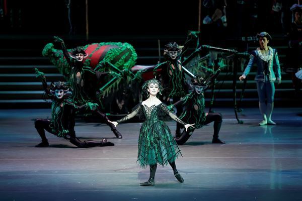 『不思議の国のアリス』アリスの母／ハートの女王に抜擢　新国立劇場バレエ団山本涼杏が語る、新たなチャレンジ