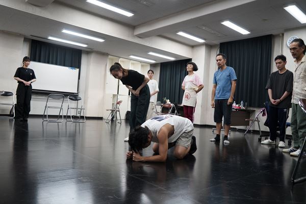 【稽古場コラム】#ケイコバカラ Vol.1：Shakespeare’s Wild Sisters Group × 庭劇団ペニノ『誠實浴池 せいじつよくじょう』～レポート&片桐はいり&タニノクロウ インタビュー