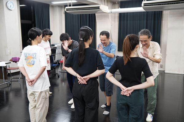 【稽古場コラム】#ケイコバカラ Vol.1：Shakespeare’s Wild Sisters Group × 庭劇団ペニノ『誠實浴池 せいじつよくじょう』～レポート&片桐はいり&タニノクロウ インタビュー