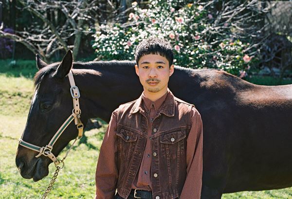 眞名子新、5月発売の1stアルバムから「海の一粒」を本日先行リリース　新たなアーティスト写真も公開