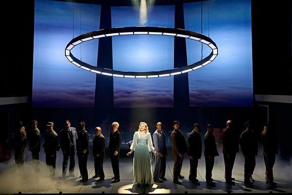 キューブリック『博士の異常な愛情』の世界初・舞台化が激熱！ ロンドン公演を映画館で──【おとなの映画ガイド】