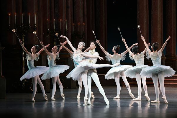 新国立劇場バレエ団 2025/2026シーズン開幕！ 『シンデレラ』の舞台写真が到着