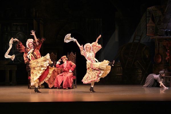 新国立劇場バレエ団 2025/2026シーズン開幕！ 『シンデレラ』の舞台写真が到着