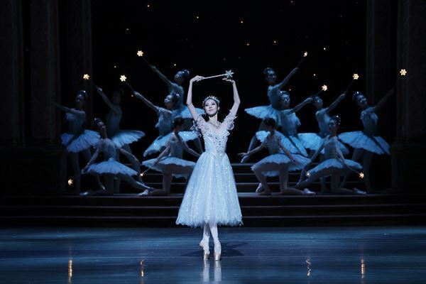 新国立劇場バレエ団 2025/2026シーズン開幕！ 『シンデレラ』の舞台写真が到着