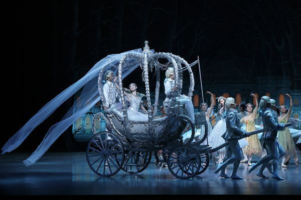 新国立劇場バレエ団 2025/2026シーズン開幕！ 『シンデレラ』の舞台写真が到着