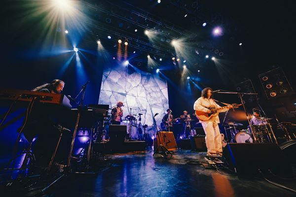 ROTH BART BARON、映画監督・岩井俊二も参画したデビュー10周年ツアーファイナル公演レポート　自分たちを貫いた10年、ファンは「共犯者」