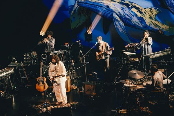 ROTH BART BARON、映画監督・岩井俊二も参画したデビュー10周年ツアーファイナル公演レポート　自分たちを貫いた10年、ファンは「共犯者」