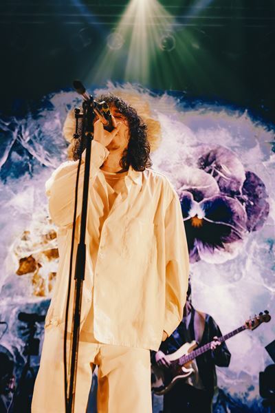 ROTH BART BARON、映画監督・岩井俊二も参画したデビュー10周年ツアーファイナル公演レポート　自分たちを貫いた10年、ファンは「共犯者」