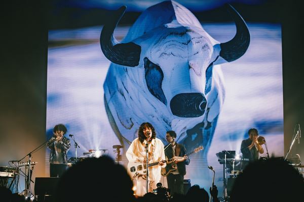 ROTH BART BARON、映画監督・岩井俊二も参画したデビュー10周年ツアーファイナル公演レポート　自分たちを貫いた10年、ファンは「共犯者」