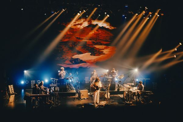 ROTH BART BARON、映画監督・岩井俊二も参画したデビュー10周年ツアーファイナル公演レポート　自分たちを貫いた10年、ファンは「共犯者」