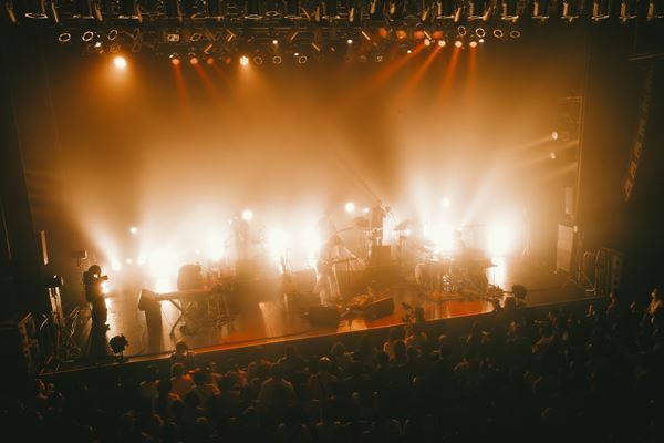 ROTH BART BARON、映画監督・岩井俊二も参画したデビュー10周年ツアーファイナル公演レポート　自分たちを貫いた10年、ファンは「共犯者」