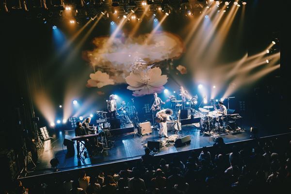 ROTH BART BARON、映画監督・岩井俊二も参画したデビュー10周年ツアーファイナル公演レポート　自分たちを貫いた10年、ファンは「共犯者」