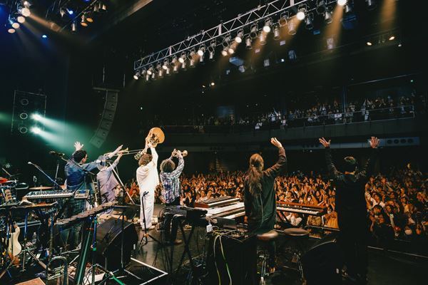 ROTH BART BARON、映画監督・岩井俊二も参画したデビュー10周年ツアーファイナル公演レポート　自分たちを貫いた10年、ファンは「共犯者」