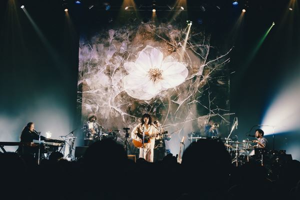 ROTH BART BARON、映画監督・岩井俊二も参画したデビュー10周年ツアーファイナル公演レポート　自分たちを貫いた10年、ファンは「共犯者」