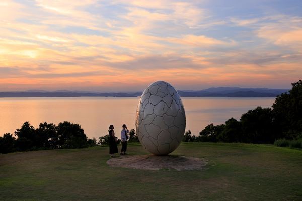 まもなく開幕「瀬戸内国際芸術祭2025」　新エリアも加わり218組による256作品を公開、美術館連携プログラムも