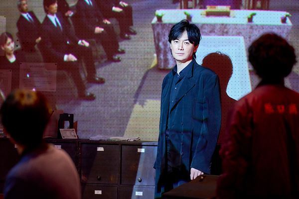 福山雅治×有村架純『ブラック・ショーマン』場面写真11点公開　登場人物たちの怪しげな表情も