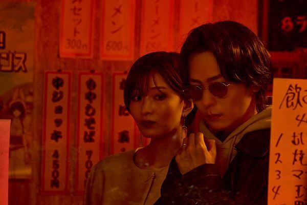 福山雅治×有村架純『ブラック・ショーマン』場面写真11点公開　登場人物たちの怪しげな表情も