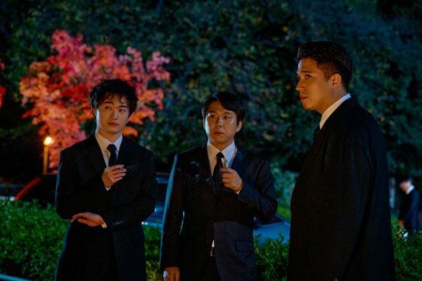 福山雅治×有村架純『ブラック・ショーマン』場面写真11点公開　登場人物たちの怪しげな表情も