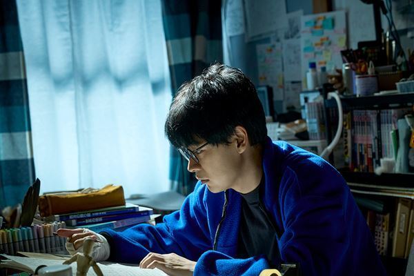 福山雅治×有村架純『ブラック・ショーマン』場面写真11点公開　登場人物たちの怪しげな表情も