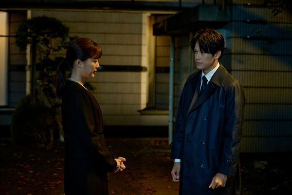 福山雅治×有村架純『ブラック・ショーマン』場面写真11点公開　登場人物たちの怪しげな表情も