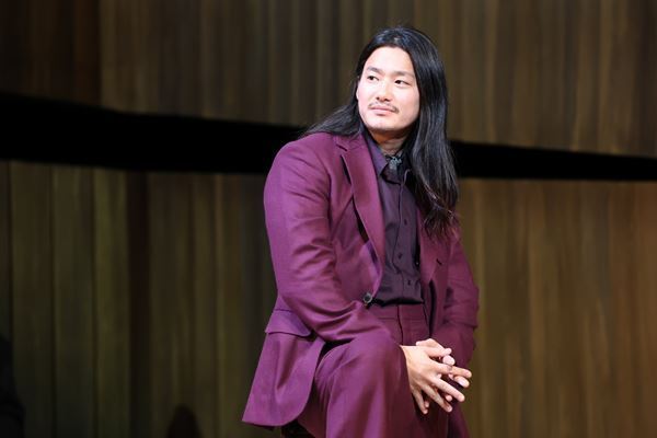 草彅剛が初挑戦したシェイクスピア。『ヴェニスの商人』シャイロックの後ろ姿に浮かぶ現代への問い