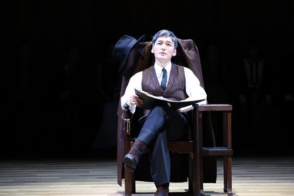 草彅剛が初挑戦したシェイクスピア。『ヴェニスの商人』シャイロックの後ろ姿に浮かぶ現代への問い