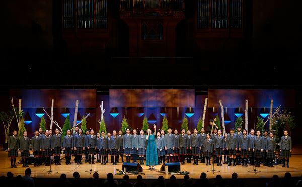 半崎美子、ツアー初日に関西大学初等部合唱部の小学生と教科書に掲載されている「地球へ」を披露